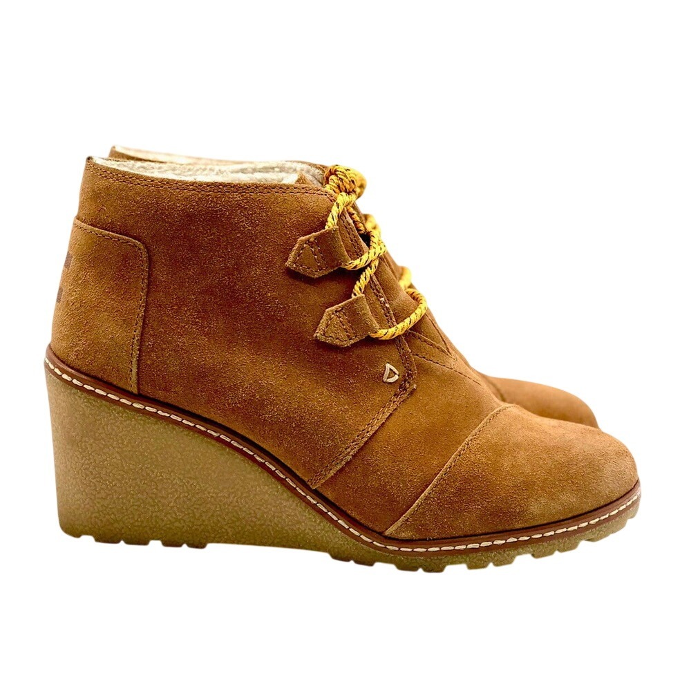 TOMS Desert Wedge Tan Suede Faux Shearling Lined Lace Up Ankle Boots Womens 7.5